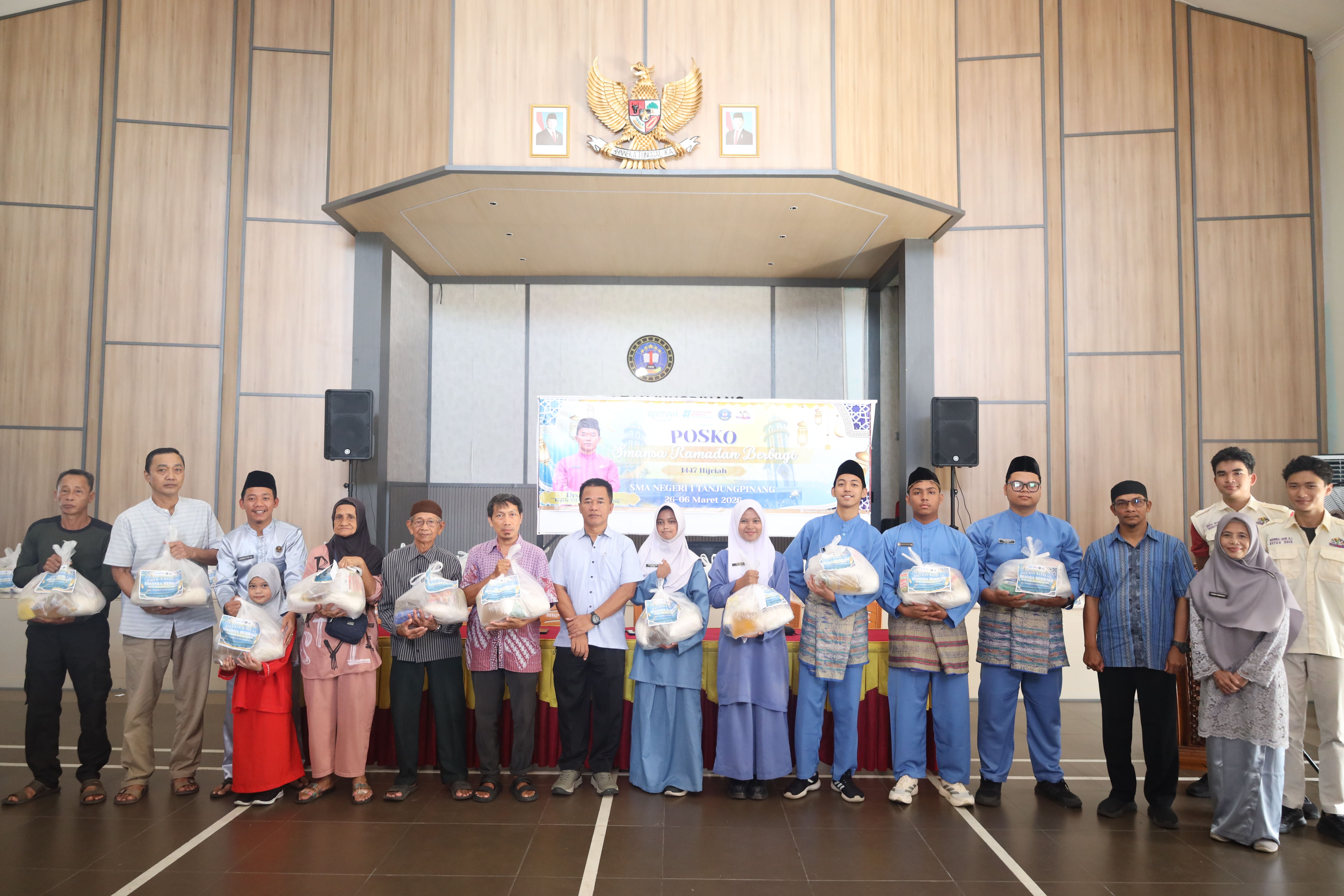 SMANSA Ramadan Berbagi: 200 Paket Sembako di Bagikan